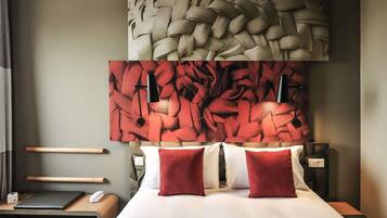 Kahden hengen huone, 1 parisänky | Ylelliset vuodevaatteet, yksilöllisesti kalustettu, työpöytä