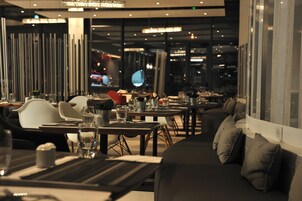 供应午餐和晚餐，国际美食