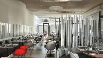 Lunch and dinner served, international cuisine