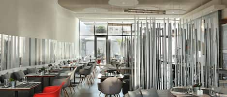 Lunch and dinner served, international cuisine