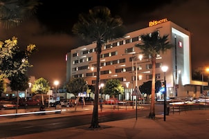 Fachada de la propiedad por la tarde o noche