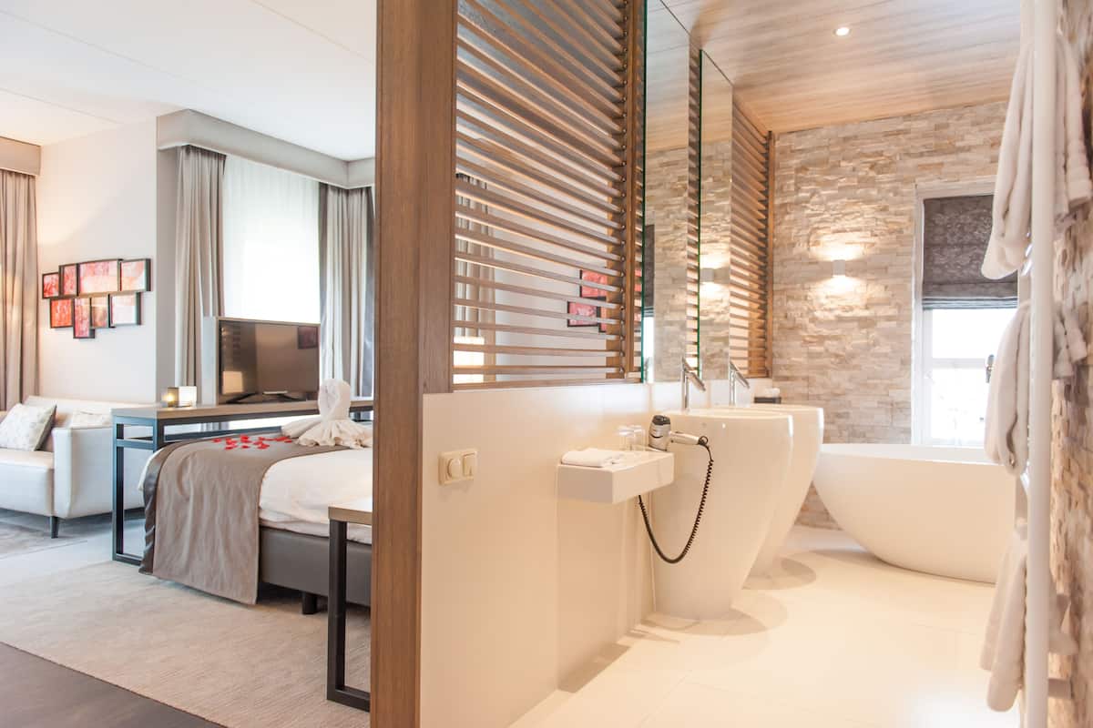honeymoon double room | bathroom | free toiletries, hair dryer, towels, soap