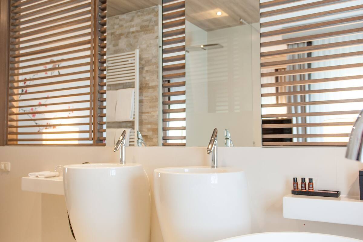 honeymoon double room | bathroom | free toiletries, hair dryer, towels, soap