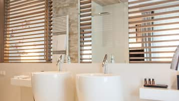 Honeymoon tweepersoonskamer | Badkamer | Gratis toiletartikelen, een haardroger, handdoeken, zeep