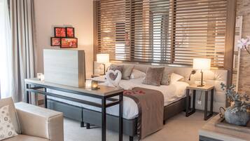 Honeymoon tweepersoonskamer | Luxe beddengoed, een minibar, een kluis op de kamer, een bureau