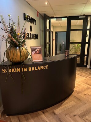 Sauna, soins du corps, aromathérapie, enveloppements, exfoliation