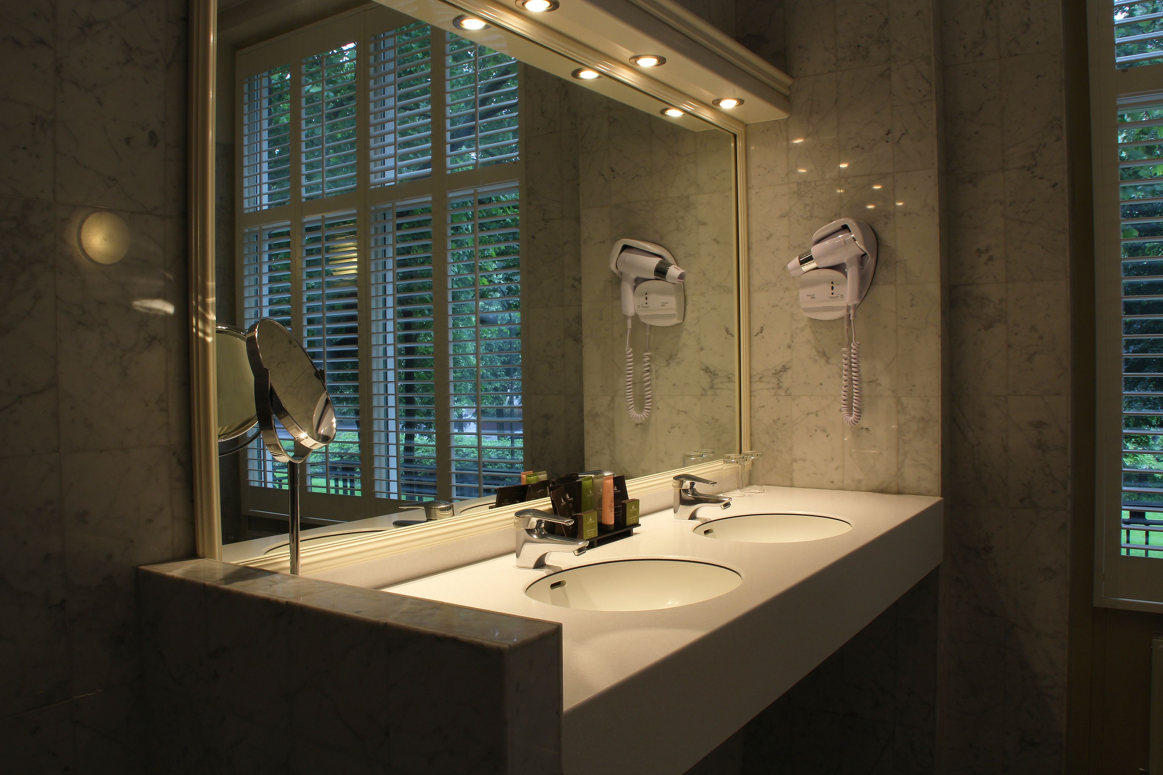 executive triple room | bathroom | combined shower/bathtub, deep-soaking bathtub, free toiletries