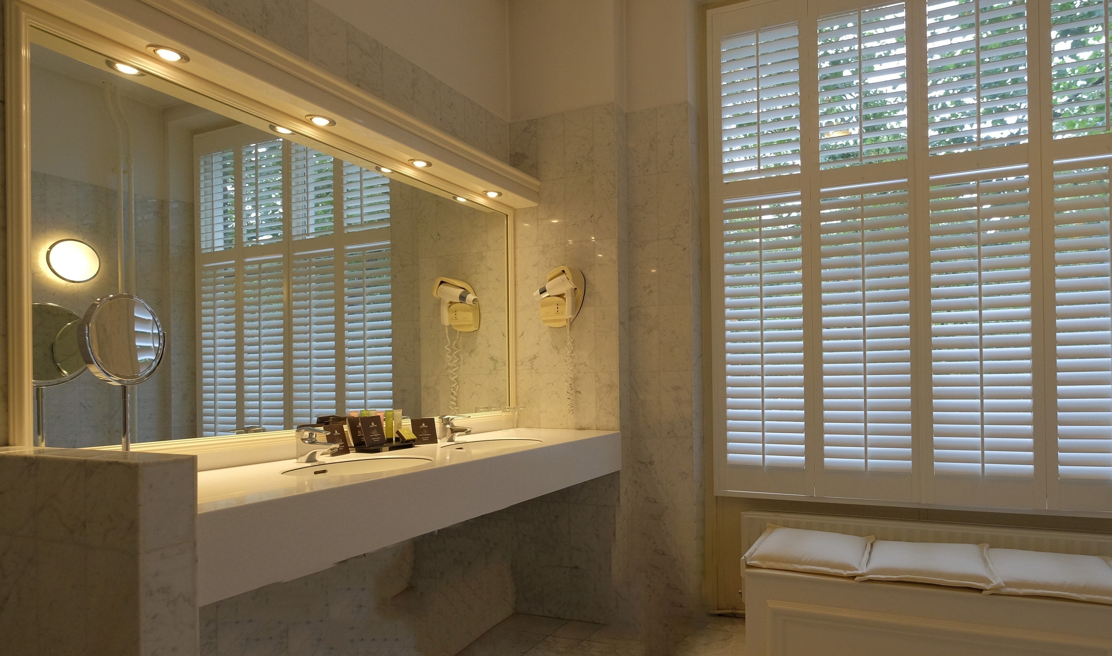 executive triple room | bathroom | combined shower/bathtub, deep-soaking bathtub, free toiletries