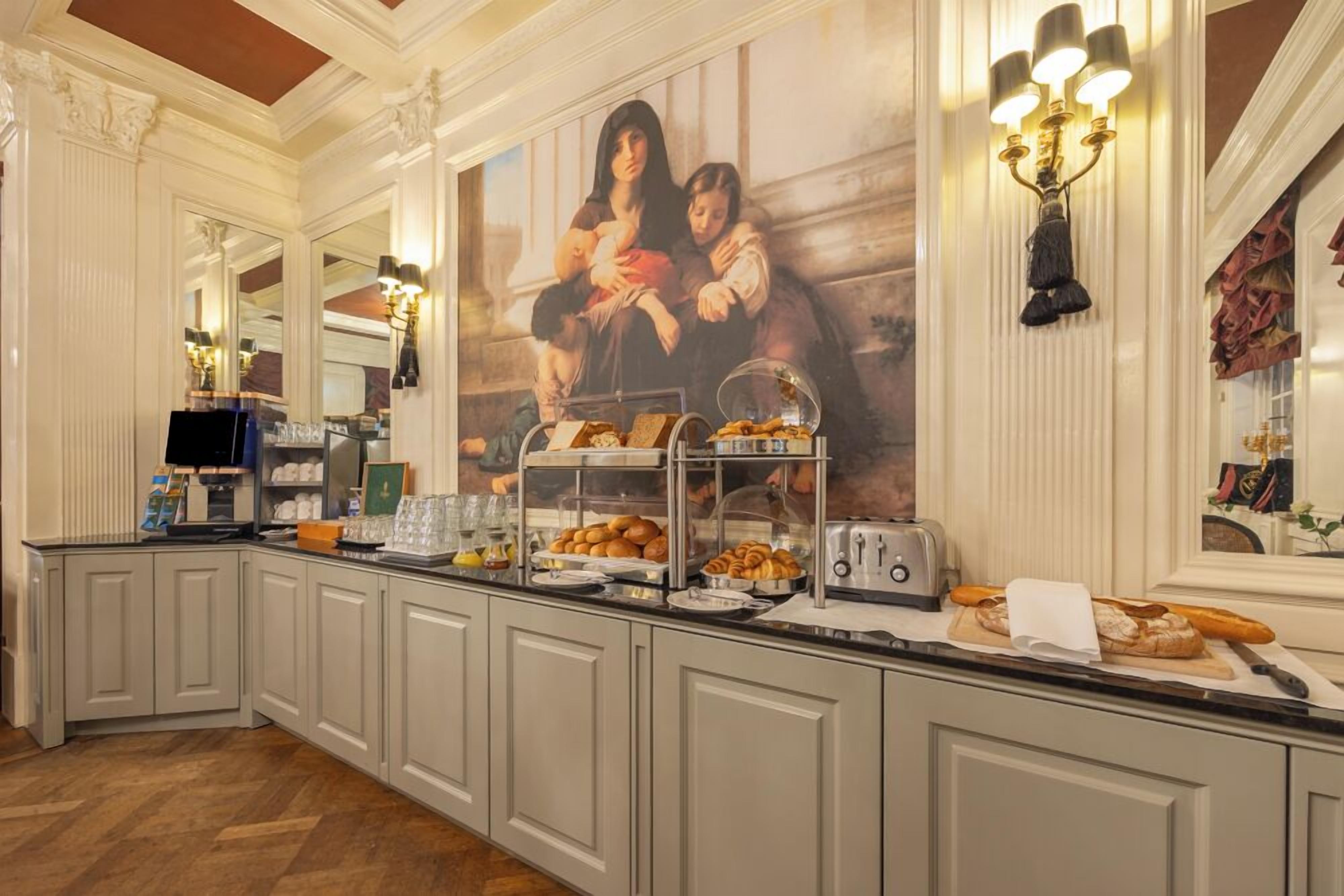 Een ontbijtbuffet met gebak, een broodrooster en een koffiehoek.