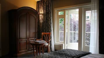 Deluxe Room | Hypo-allergenic bedding, in-room safe, desk, laptop workspace