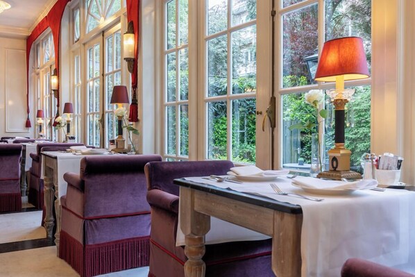 Colazione a buffet, servita tutte le mattine (22.50 EUR a persona) 