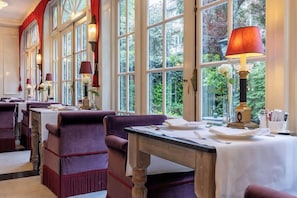 Café da manhã com buffet todos os dias (EUR 22.50 por pessoa)
