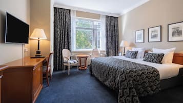 Quarto luxo | Roupas de cama antialérgicas, cofres nos quartos, escrivaninha