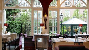 Café da manhã com buffet todos os dias (EUR 22.50 por pessoa)