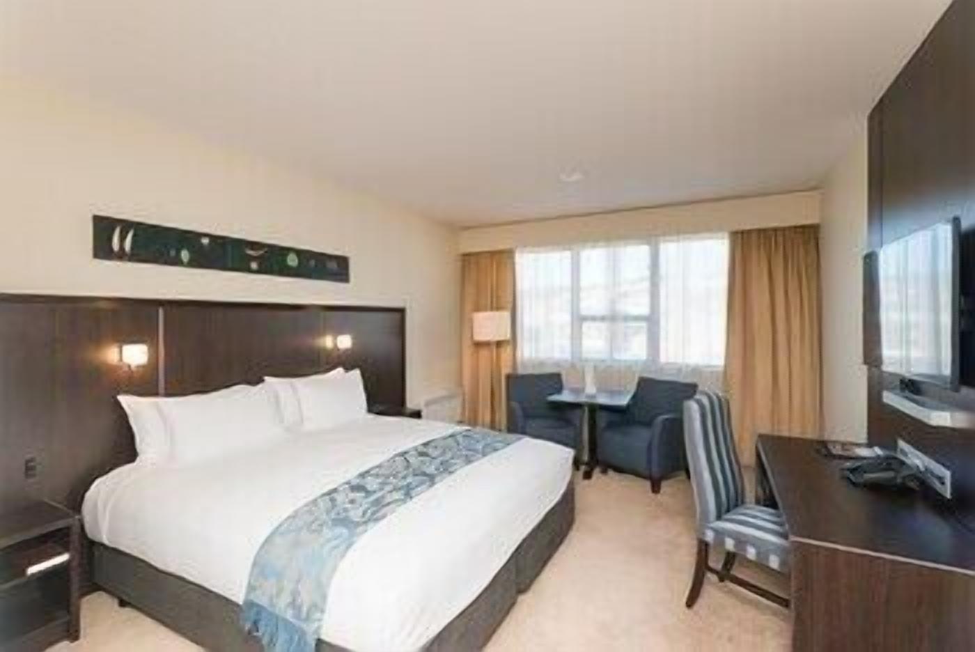 Premium bedding, desk, iron/ironing board, free cribs/infant beds