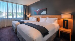 Suite, 2 camas Queen size, torre | Ropa de cama de alta calidad y escritorio