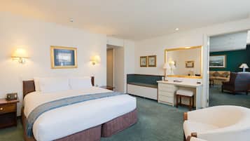 Hochwertige Bettwaren, Schreibtisch, Bügeleisen/Bügelbrett