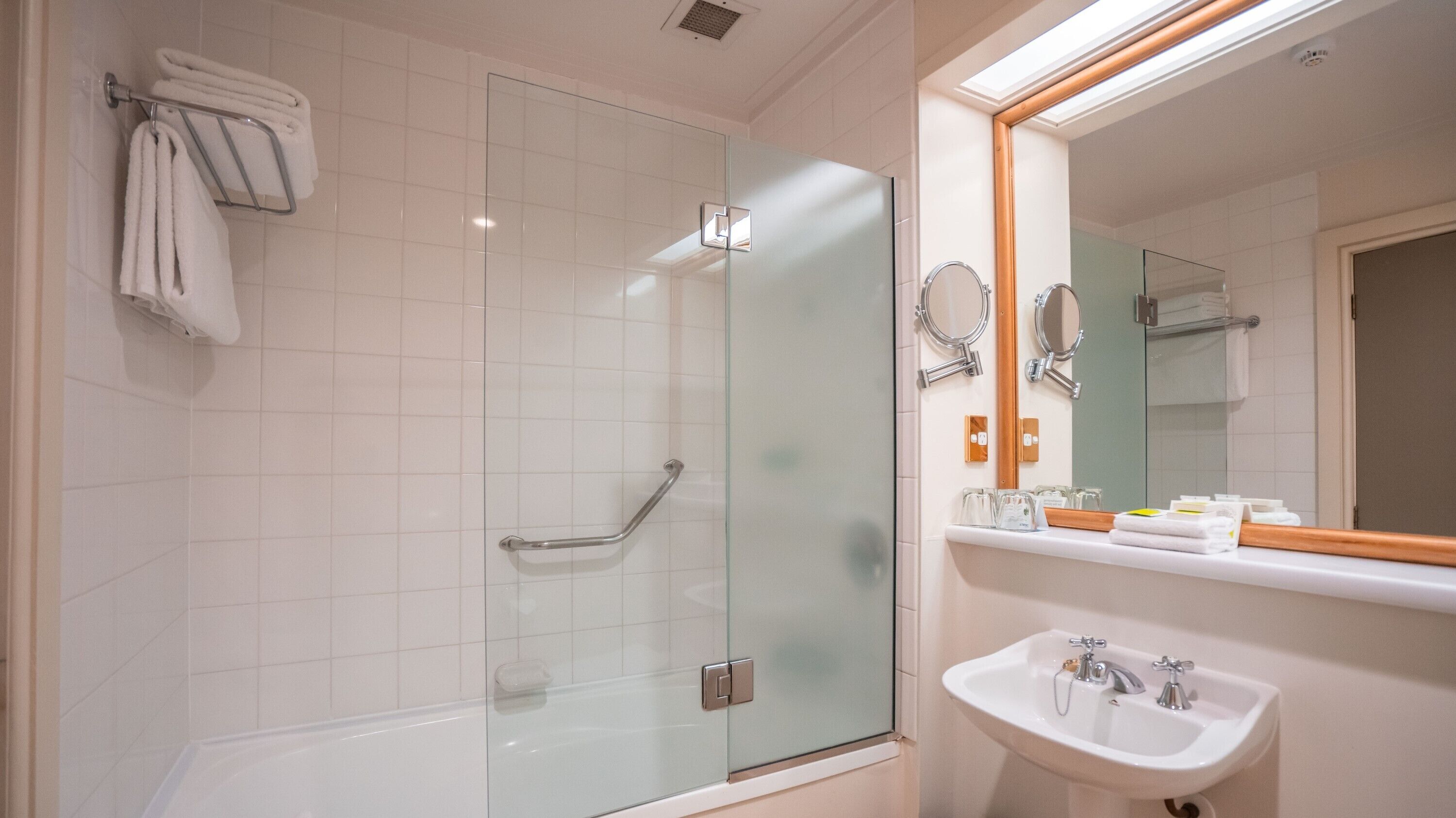 standard room, 2 double beds | bathroom | combined shower/bathtub, free toiletries, hair dryer, towels