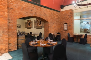 2 restaurantes; se sirven desayunos 
