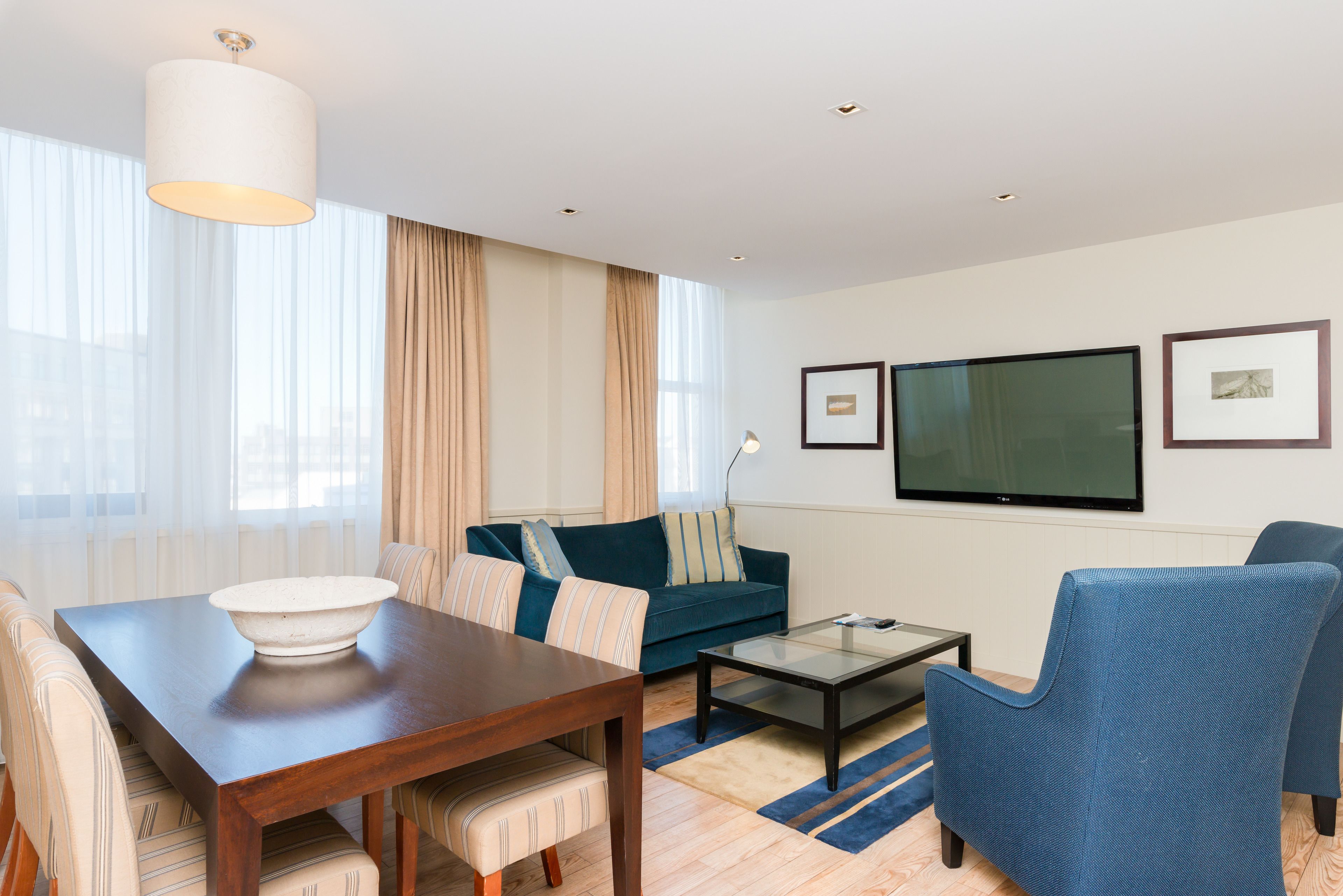 Executive-Suite, 2 Schlafzimmer | Wohnbereich | 29-Zoll-LCD-Fernseher mit Satellitenempfang, Fernseher, Pay-TV