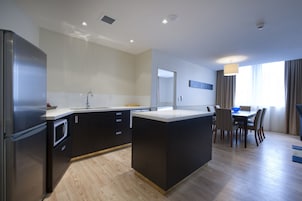 Suíte executiva, 2 quartos | Cozinha privada | Geladeira, chaleira elétrica