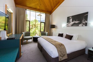 1 habitación, escritorio y tabla de planchar con plancha 