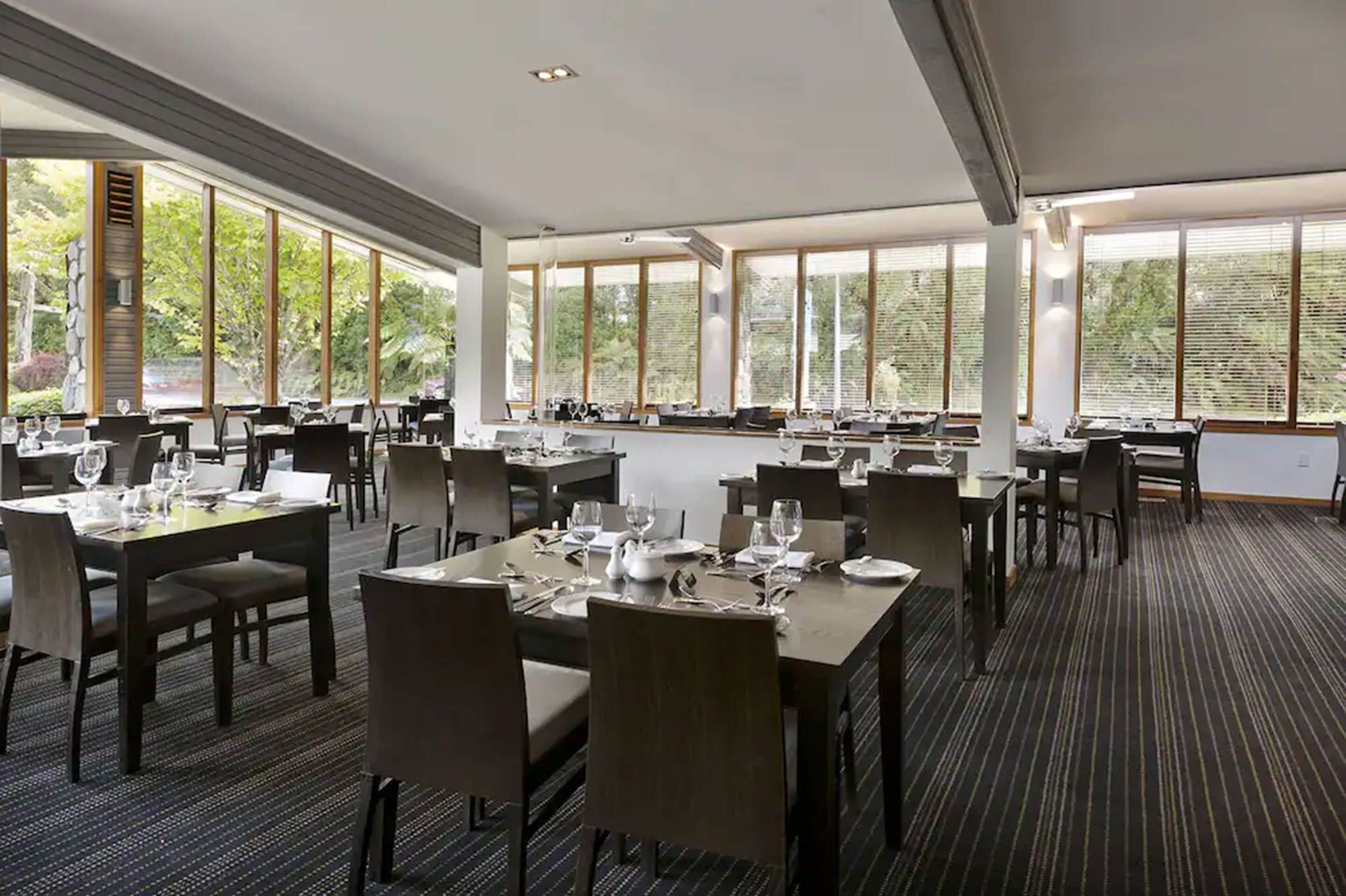 2 restaurants, breakfast served