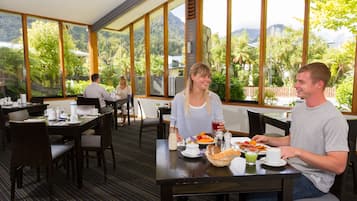 2 restaurants, breakfast served