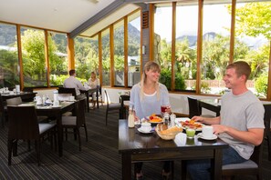 2 restaurantes, se sirve desayuno 