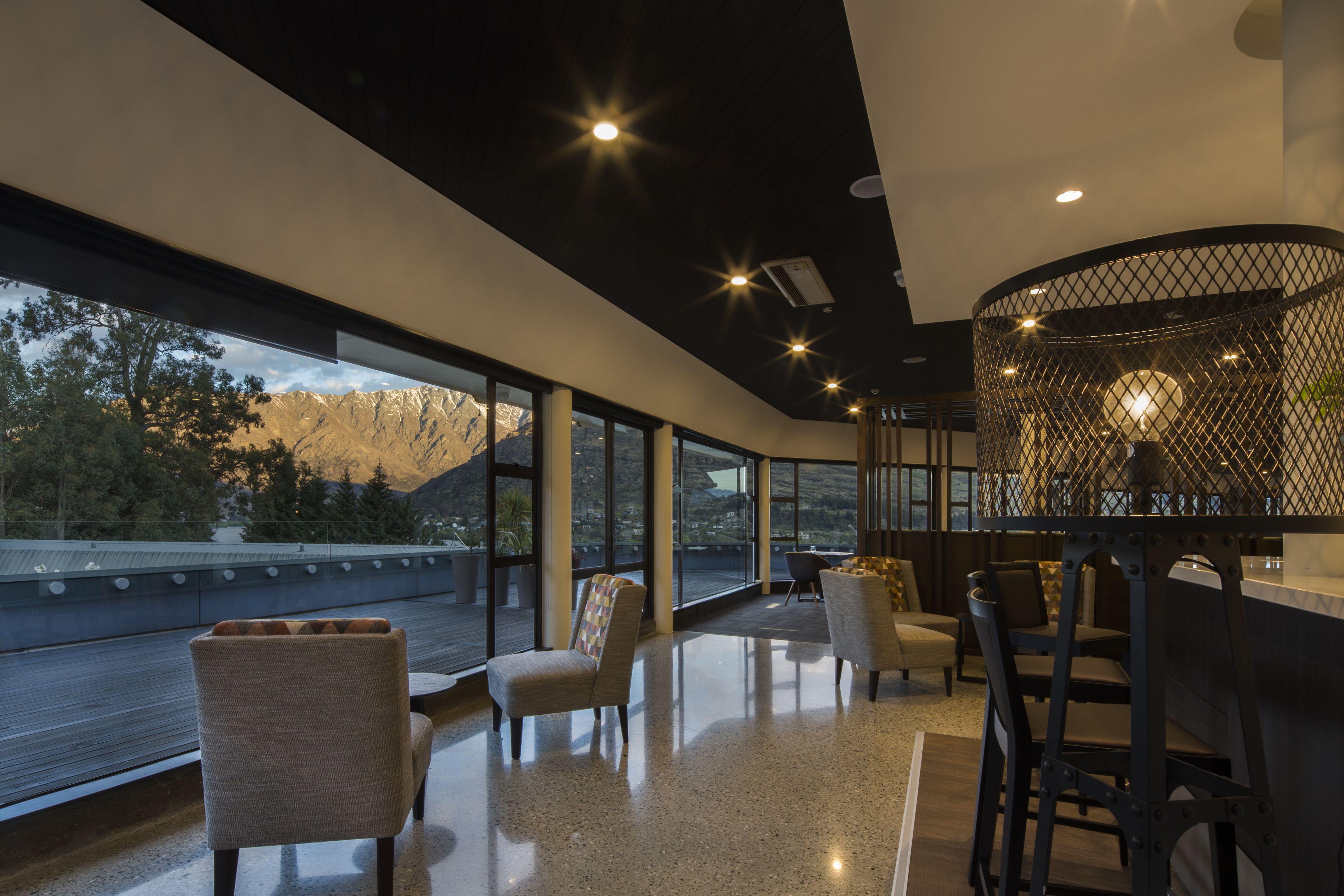 Aamiainen ja illallinen; brittiläinen keittiö, ulkoilmaravintola 