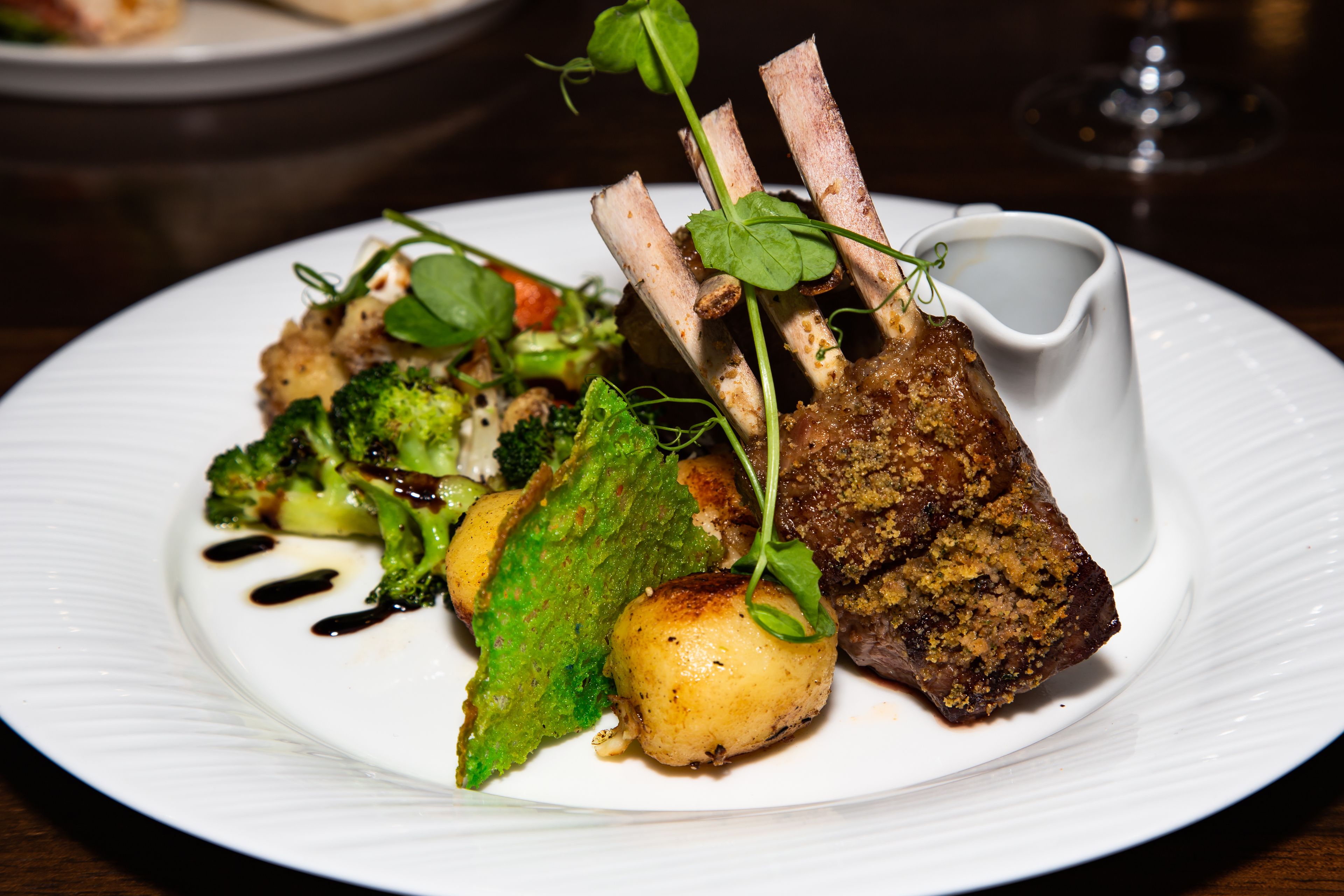 Un plato de comida con diferentes verduras y un trozo de carne.