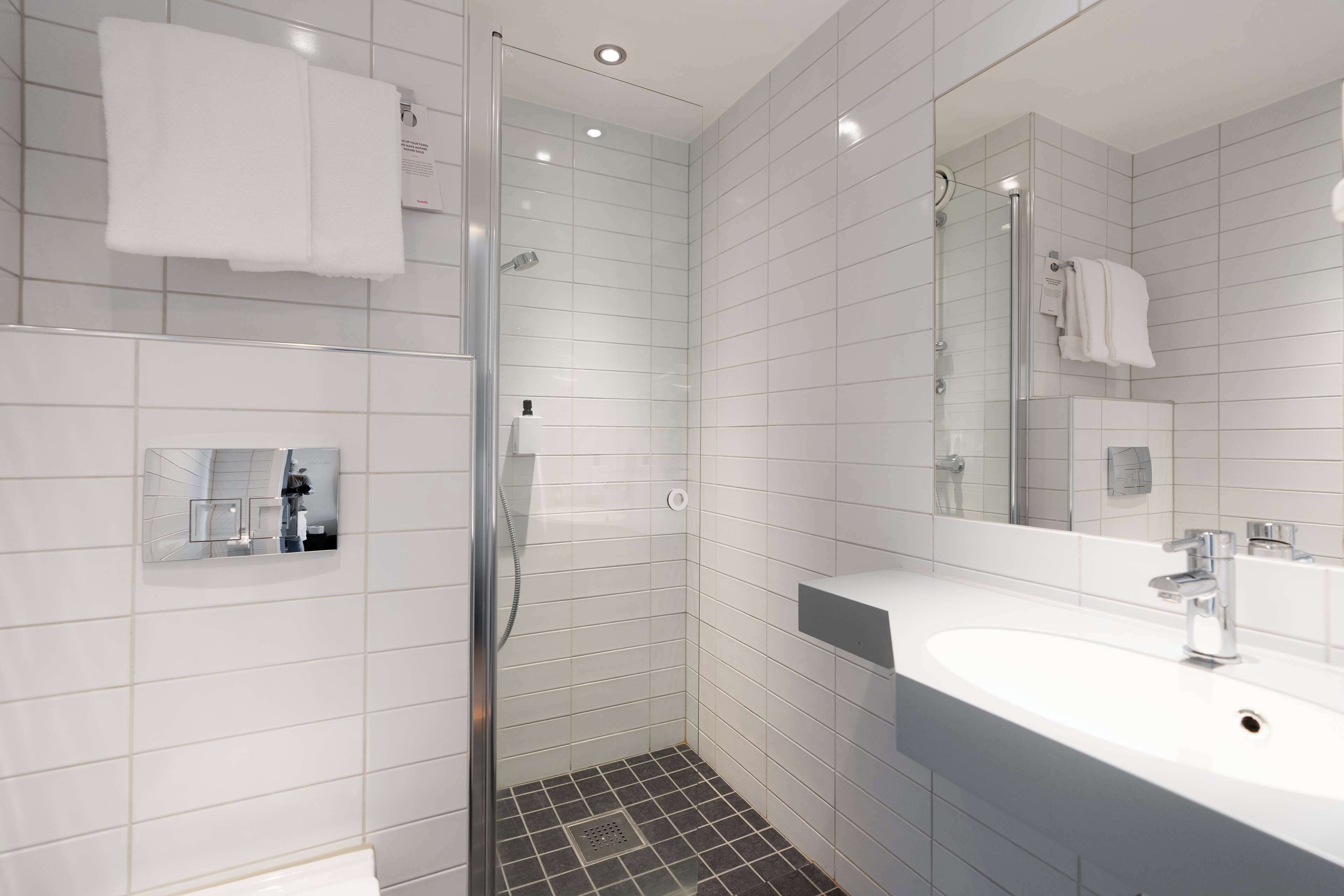 junior suite | bathroom | shower, free toiletries, towels