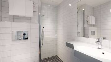 Junior Suite | Bathroom | Shower, free toiletries, towels