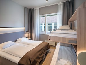 Zimmer, Mehrere Betten, Nichtraucher (Family) | Schallisolierte Zimmer, Bügeleisen/Bügelbrett, Bettwäsche