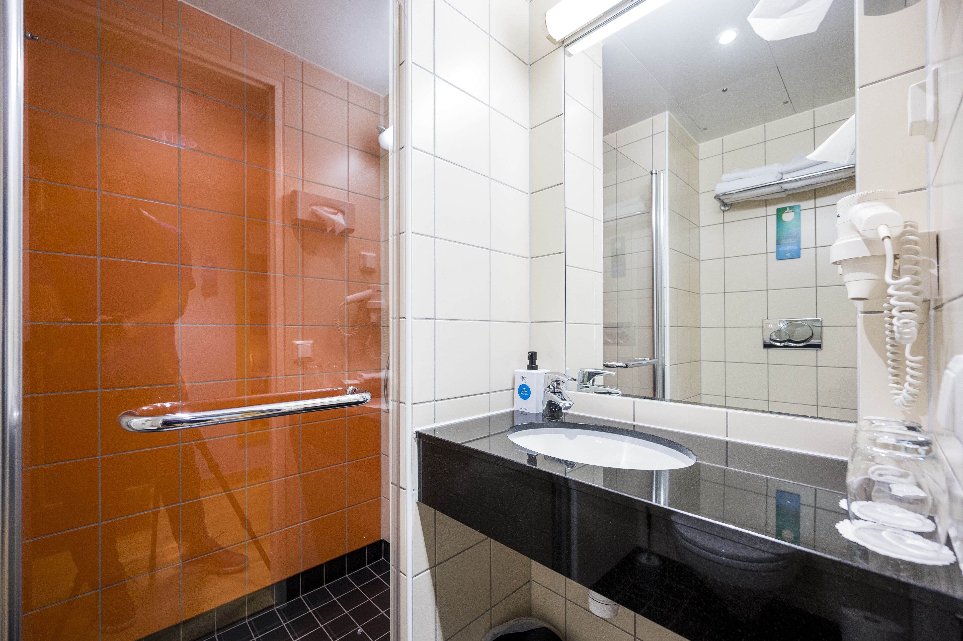 standard room, 2 single beds, non smoking | bathroom | shower, hair dryer, towels