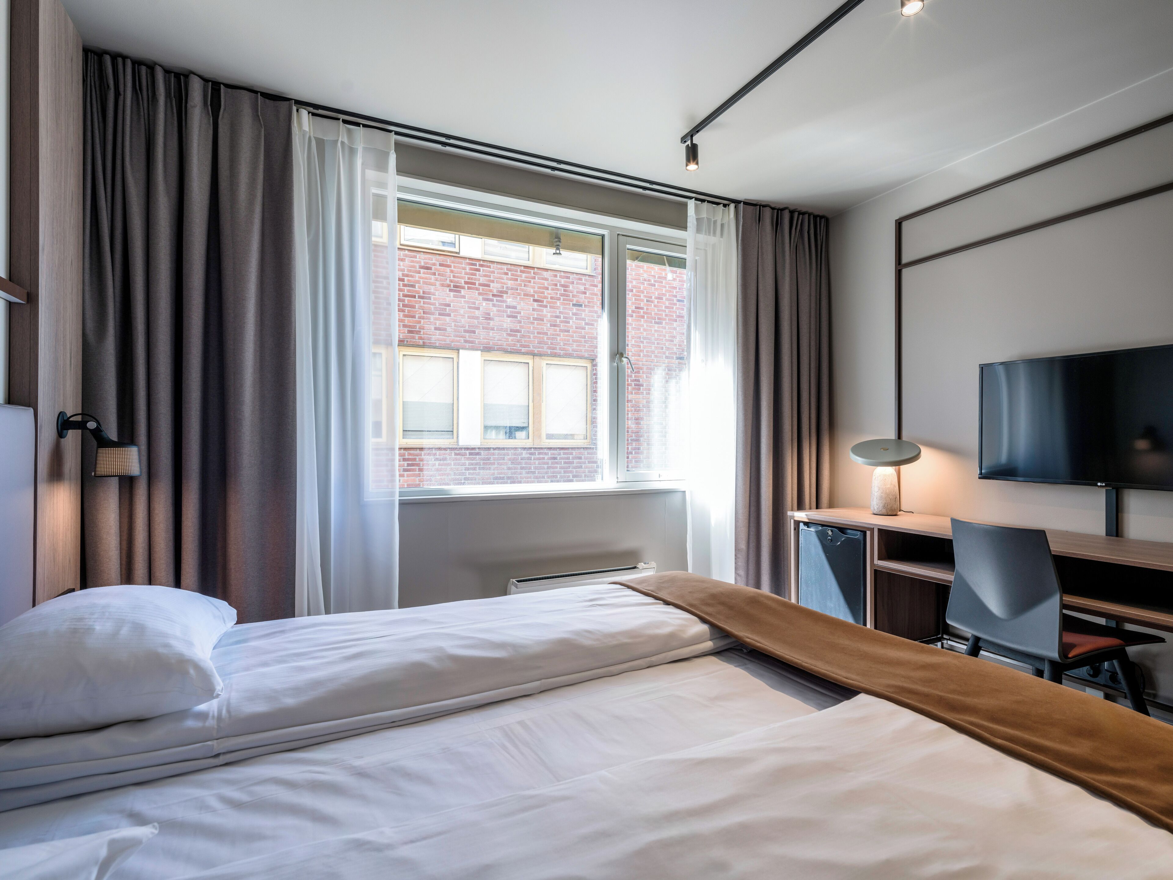 ห้องเก็บเสียง, เตารีด/โต๊ะรีดผ้า, เปล/เตียงเด็กอ่อน, ผ้าปูที่นอน