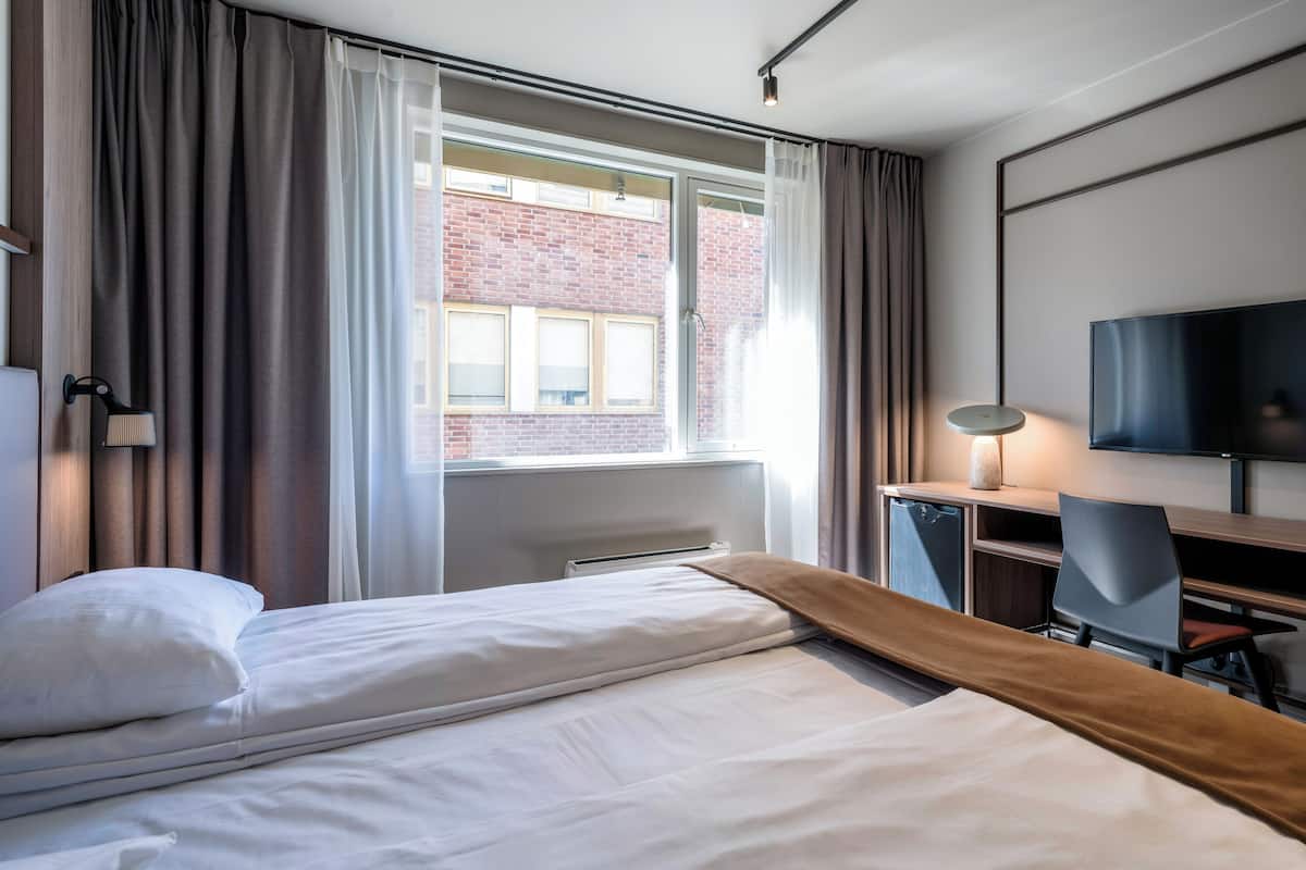 Soundproofing, iron/ironing board, cribs/infant beds, bed sheets