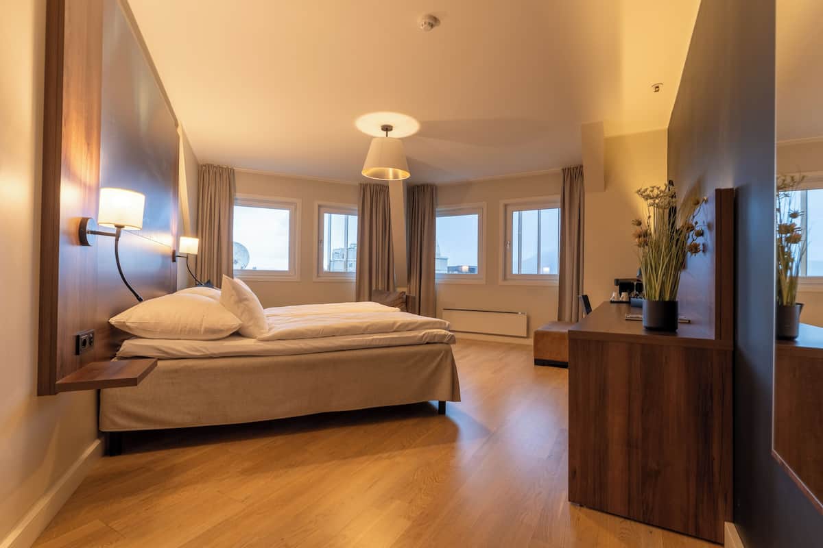 Deluxe Double Room, Non Smoking | Soundproofing, iron/ironing board, cots/infant beds, bed sheets
