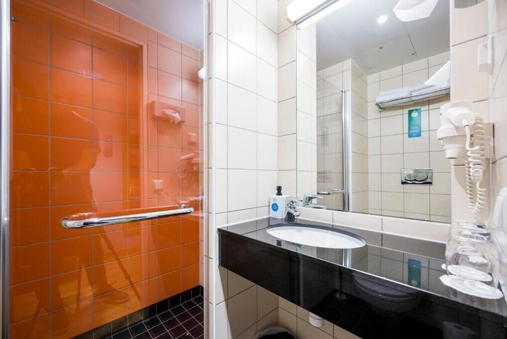 Salle de bain | Douche, séchoir à cheveux, serviettes fournies