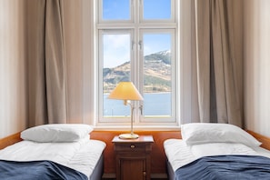 Standard-Zweibettzimmer (two separate twin beds) | Pillowtop-Betten, Schreibtisch, Verdunkelungsvorhänge