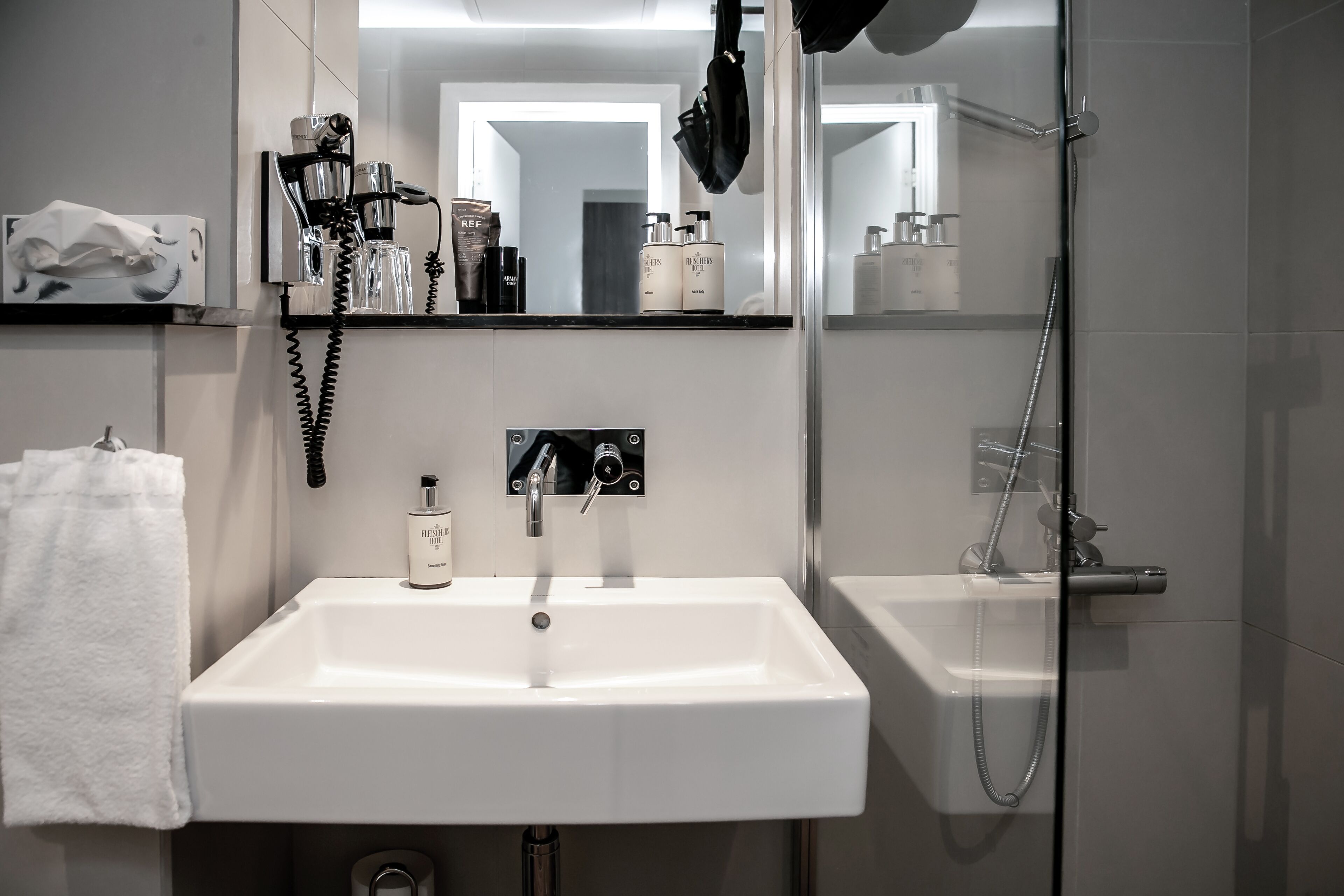 standard room, lake view | bathroom | free toiletries, hair dryer, towels