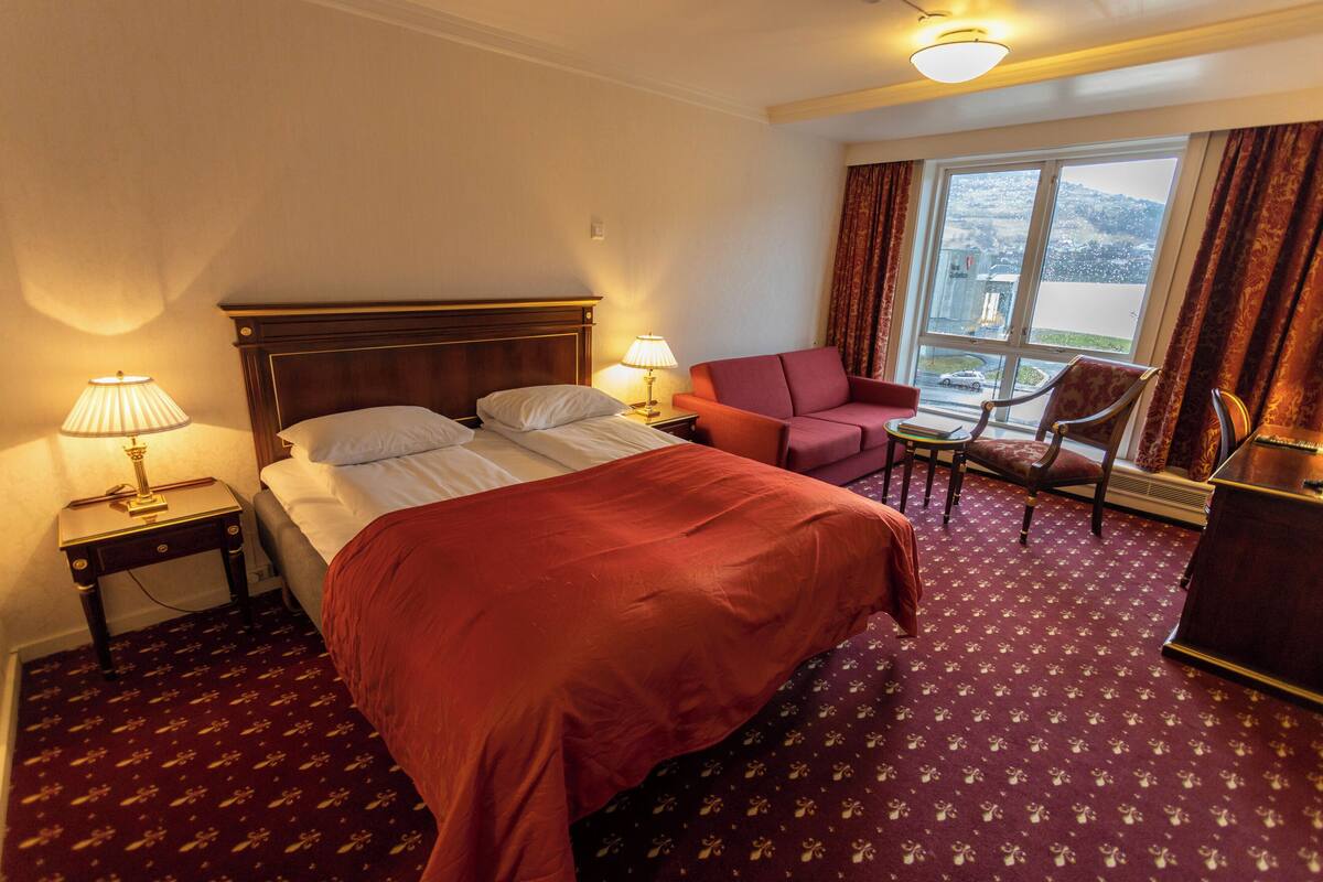 Habitación familiar con 1 cama doble o 2 individuales | Colchones con acolchado adicional, escritorio, cortinas opacas