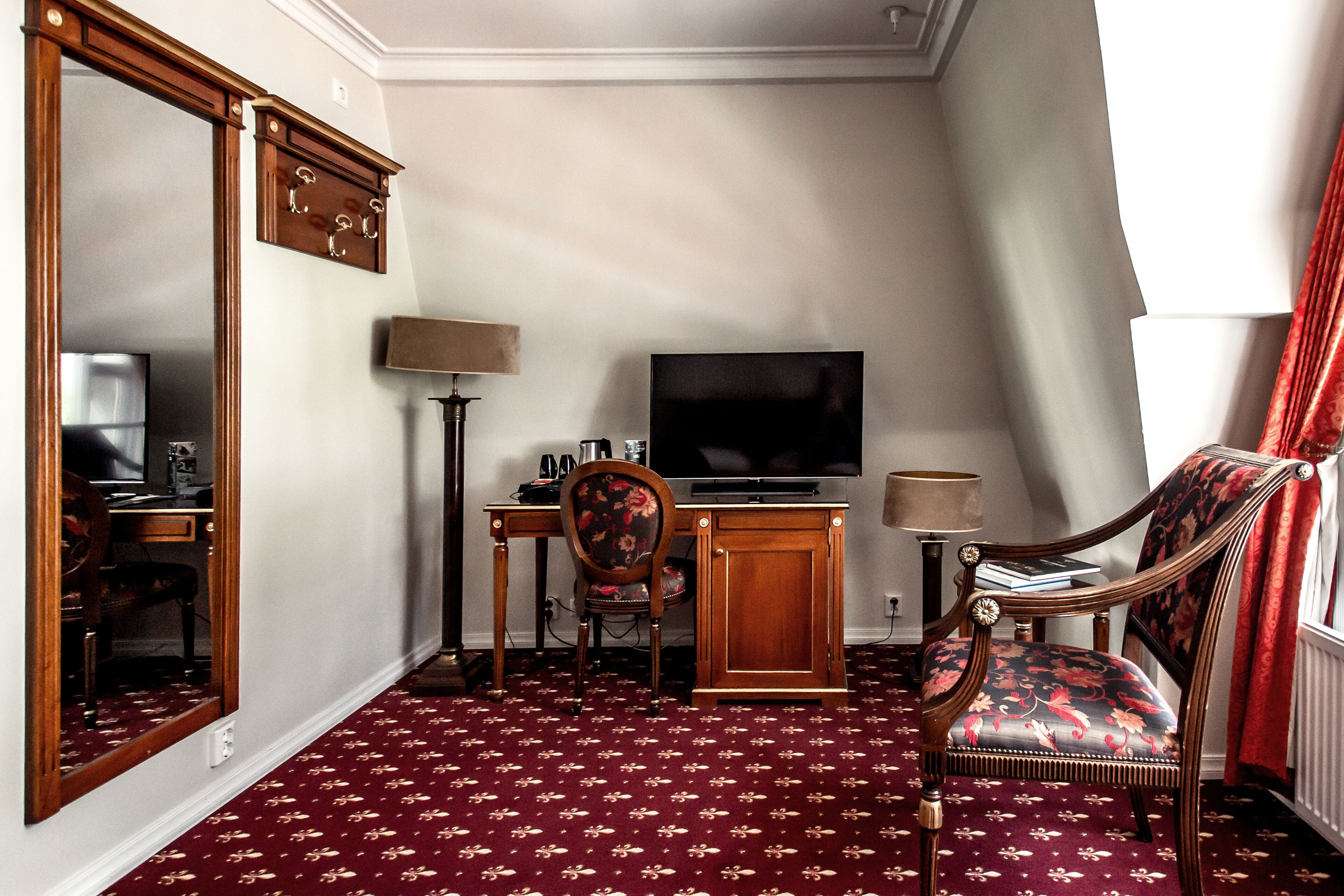 standard room, 1 double bed | living area | smart tv