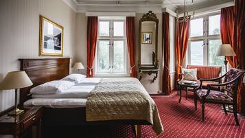 Pillowtop-bedden, een bureau, verduisterende gordijnen