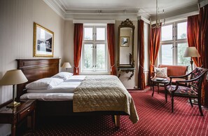 Pillowtop-Betten, Schreibtisch, Verdunkelungsvorhänge