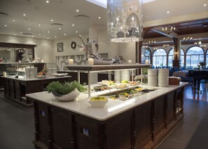 2 restaurants servant le souper, cuisine locale