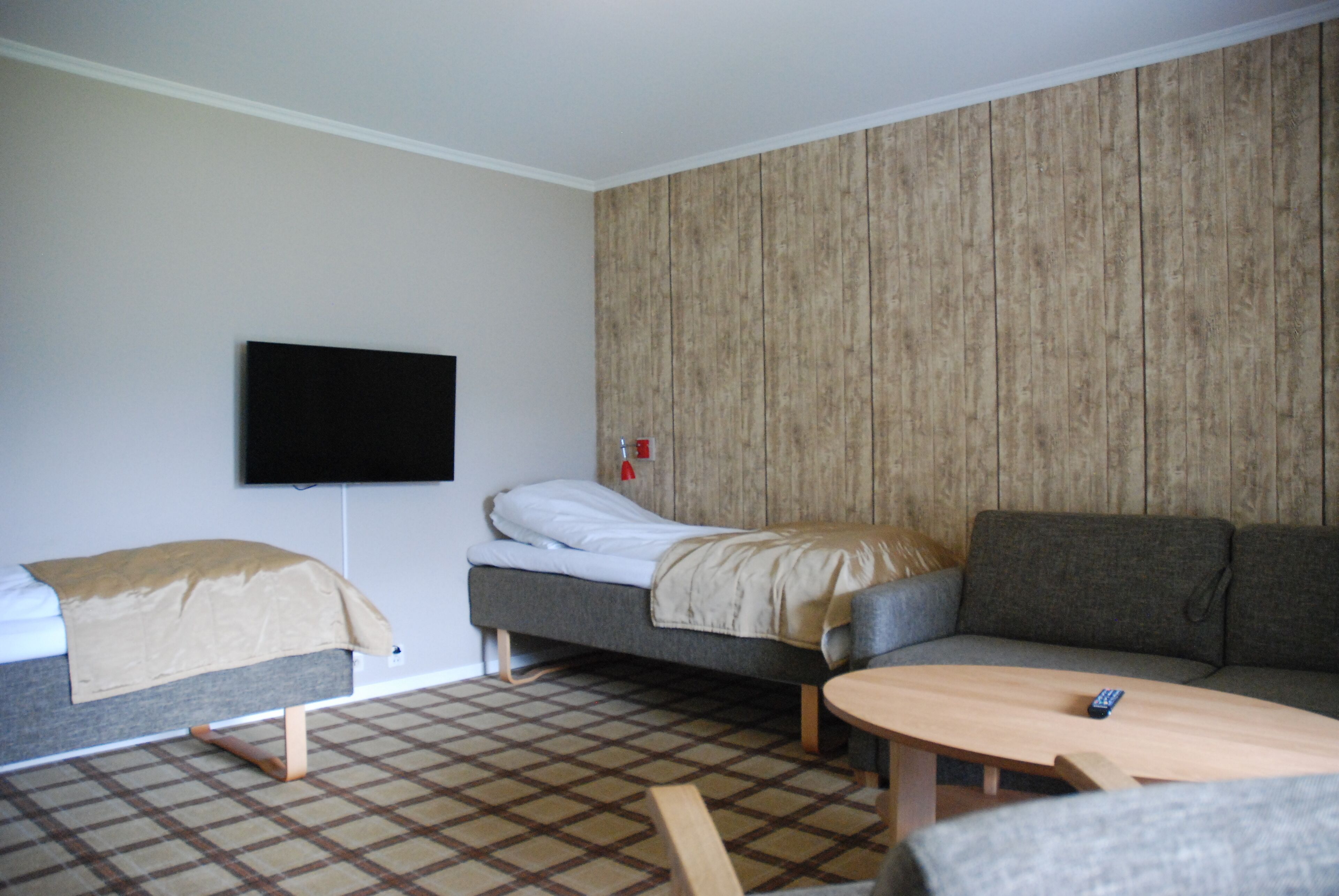 Leilighet (in Motel) | Senger med overmadrass, skrivebord og blendingsgardiner