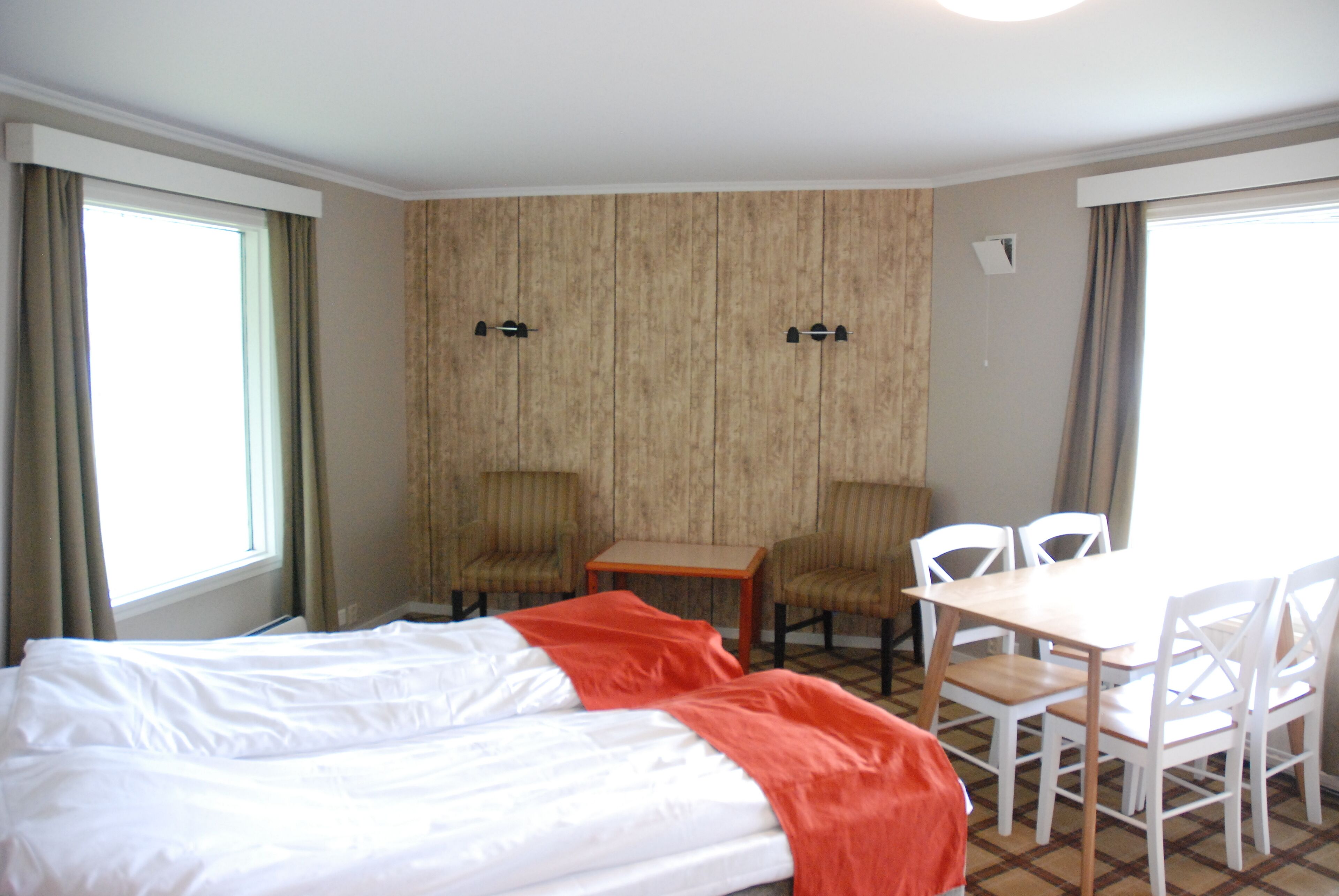 Leilighet, 4 soverom (in Motel) | Senger med overmadrass, skrivebord og blendingsgardiner