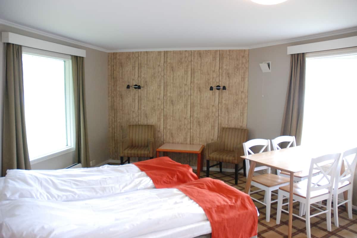 Leilighet, 4 soverom (in Motel) | Senger med overmadrass, skrivebord og blendingsgardiner