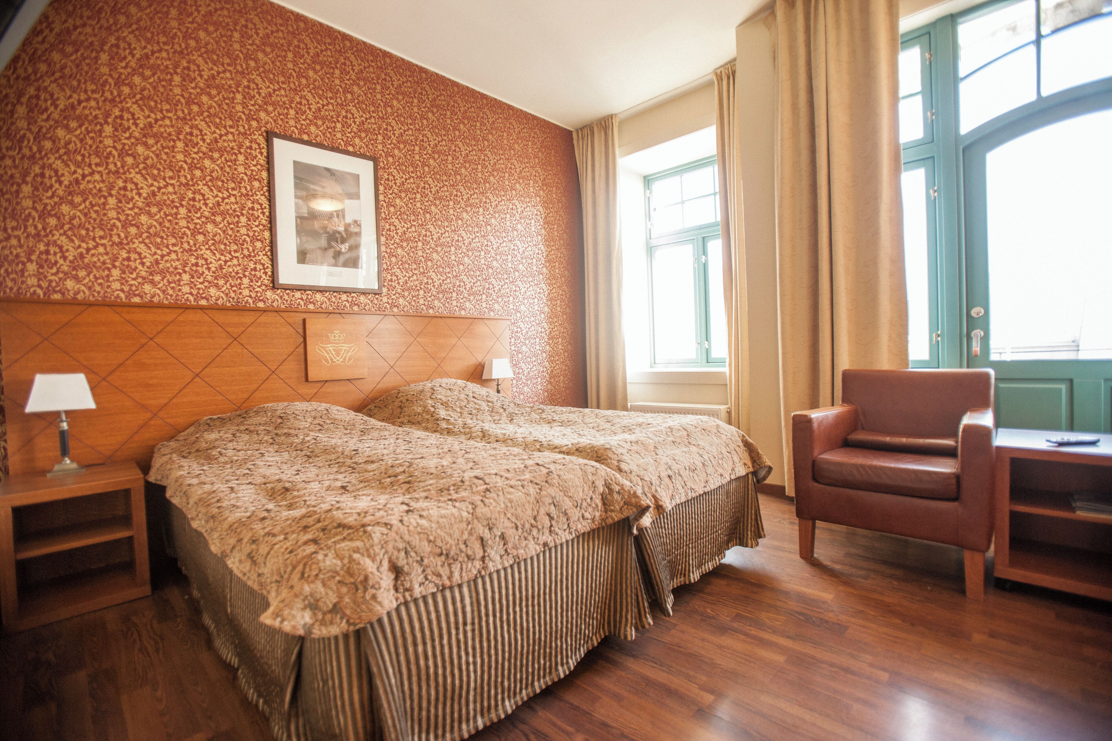 Standard dobbeltrom i Stasjonen mot jernbanen | Senger med overmadrass, skrivebord og blendingsgardiner